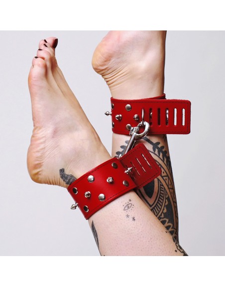 Chevillères en cuir avec pics et mousqueton rouge