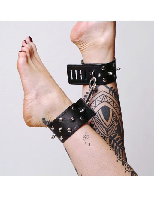 Chevillères en cuir avec pics et mousqueton NOIR